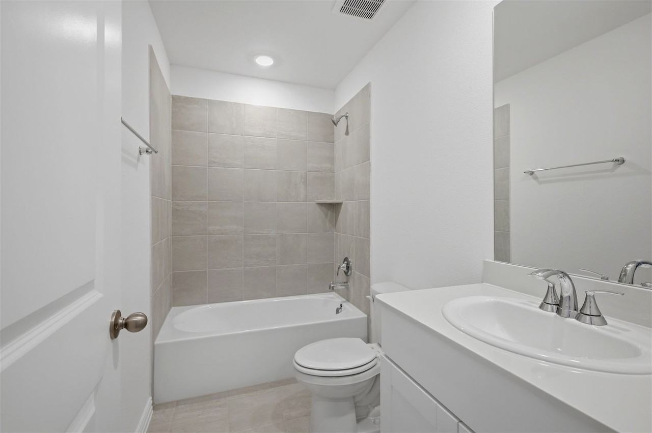 2222 Rannoch St - Photo 7 of 31