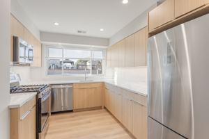 featured image of 2333 W Lunt Ave