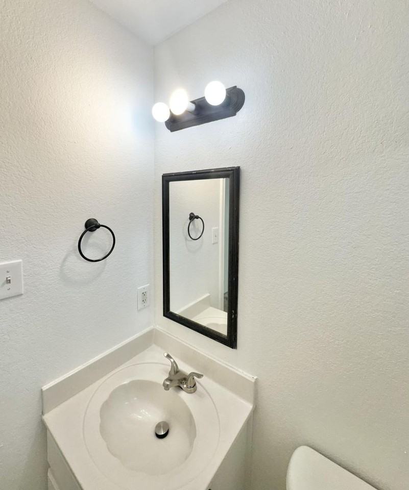 3907 Fieldcrest Dr - Photo 2 of 13