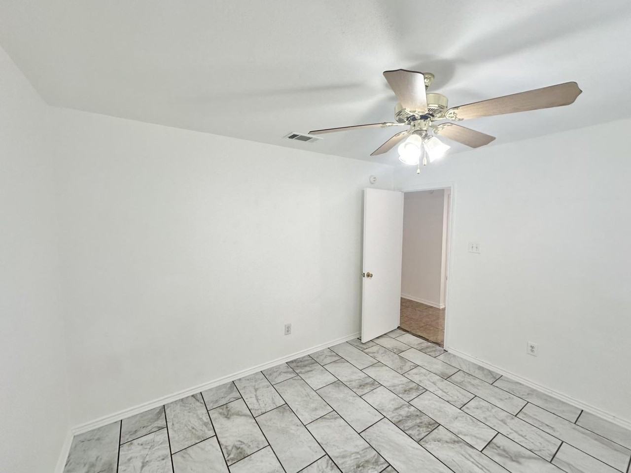 3907 Fieldcrest Dr - Photo 4 of 13