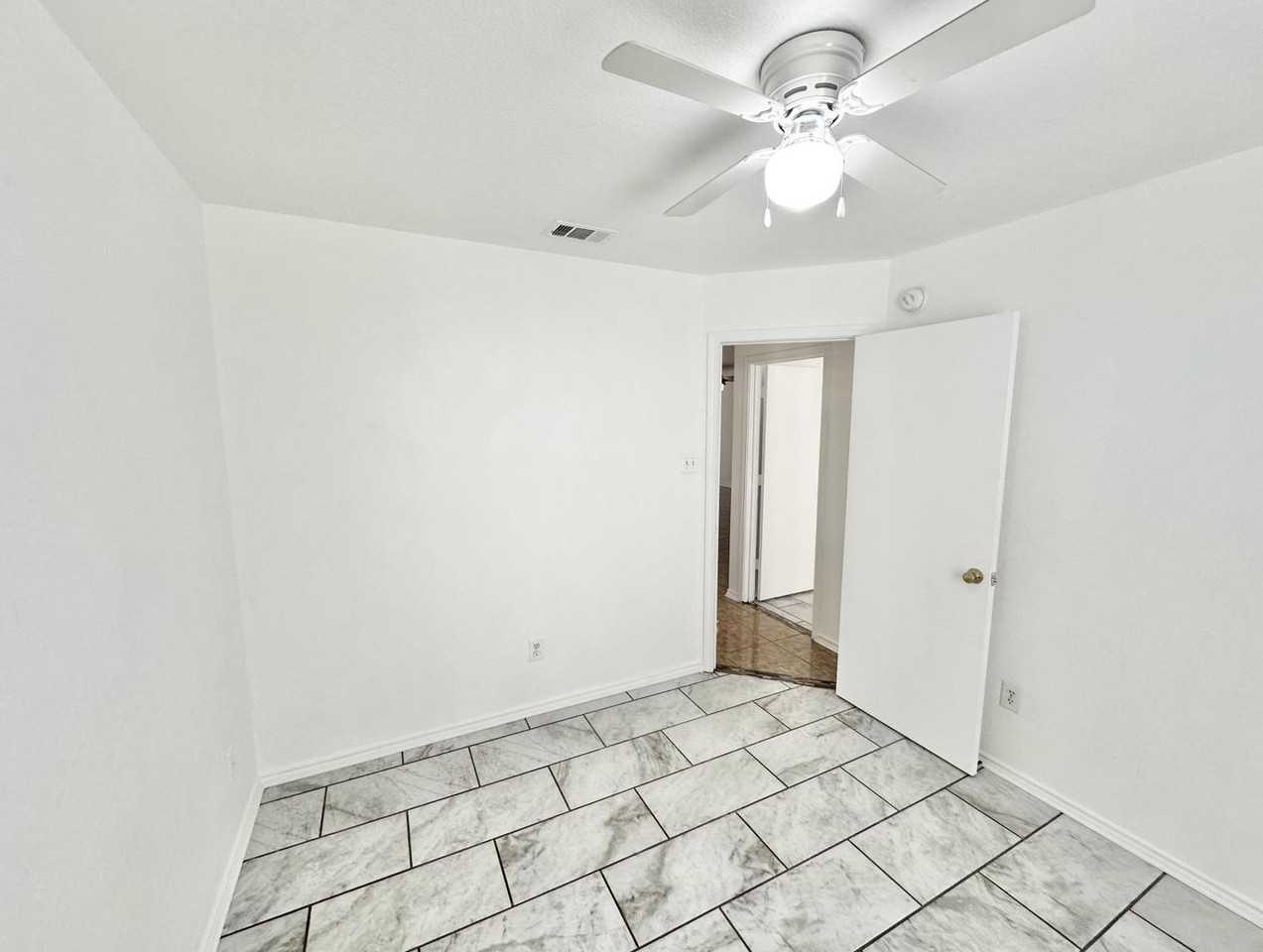 3907 Fieldcrest Dr - Photo 6 of 13