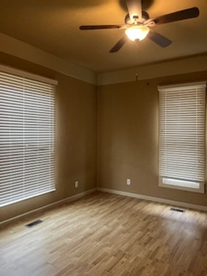 923 S 18th St - Photo 4 of 8