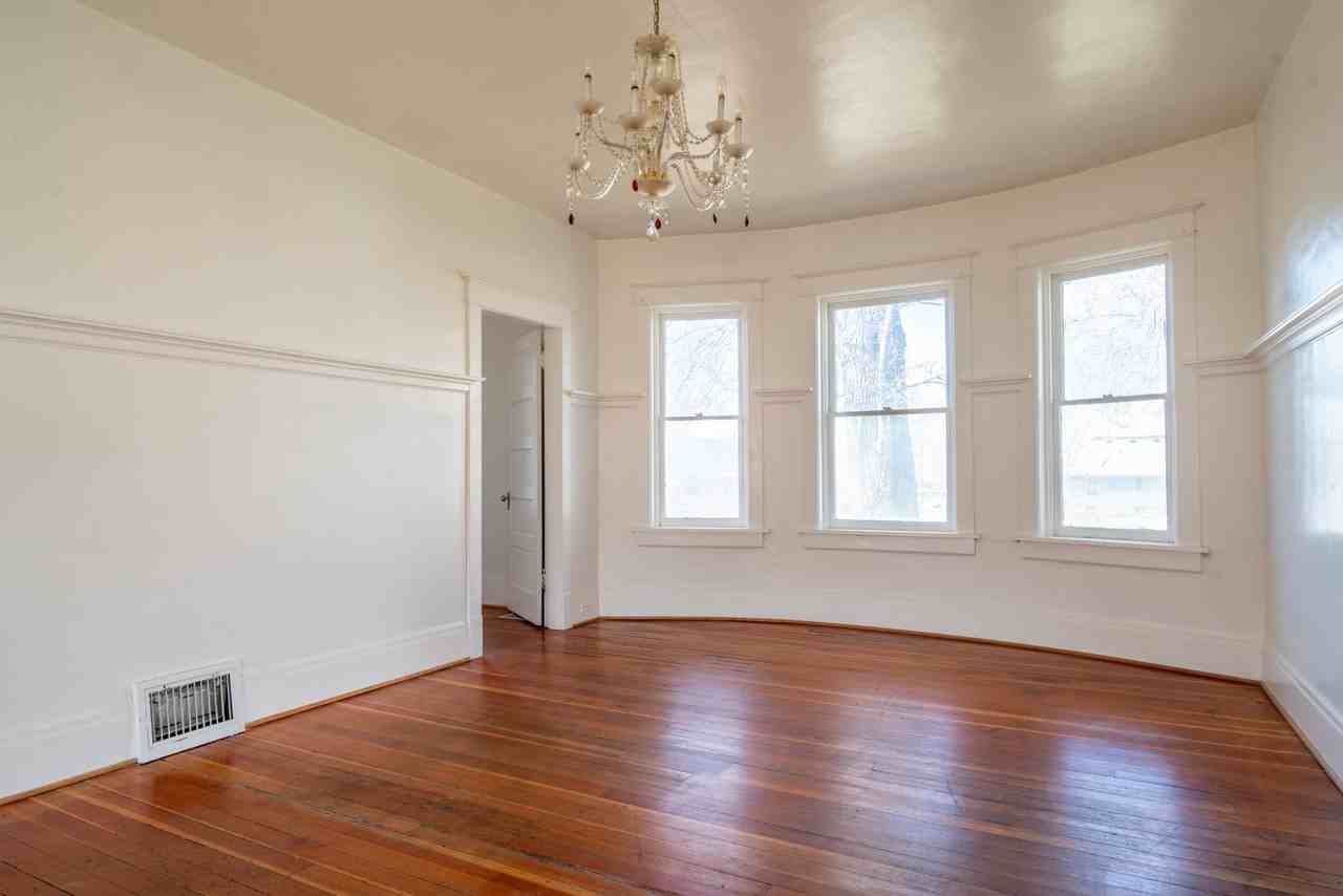 907 25th St - Photo 5 of 27