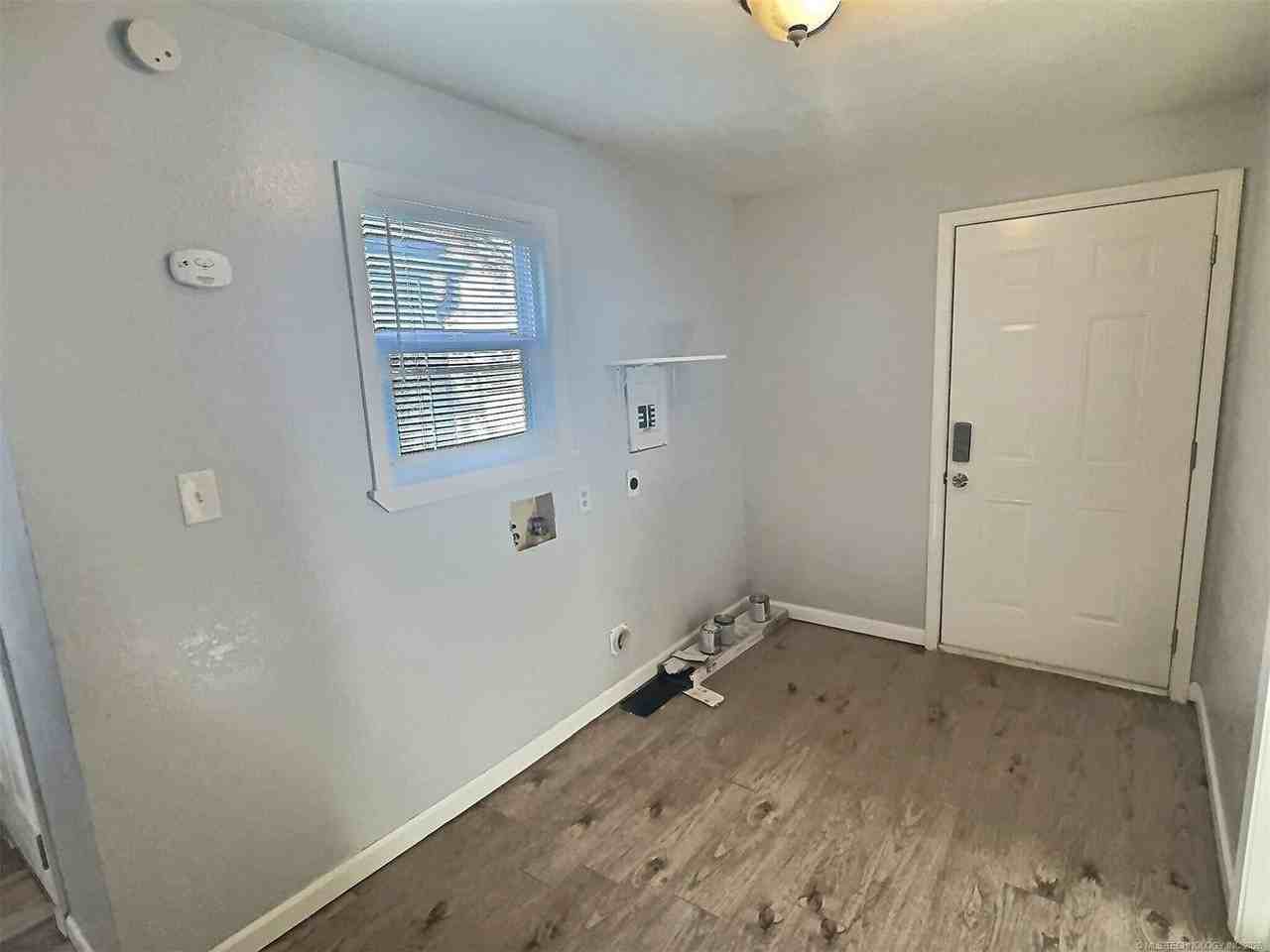 1239 S Sandusky Ave - Photo 3 of 21