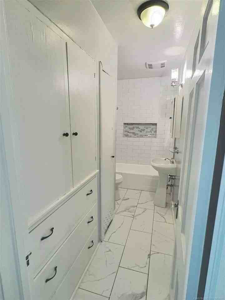 1239 S Sandusky Ave - Photo 7 of 21