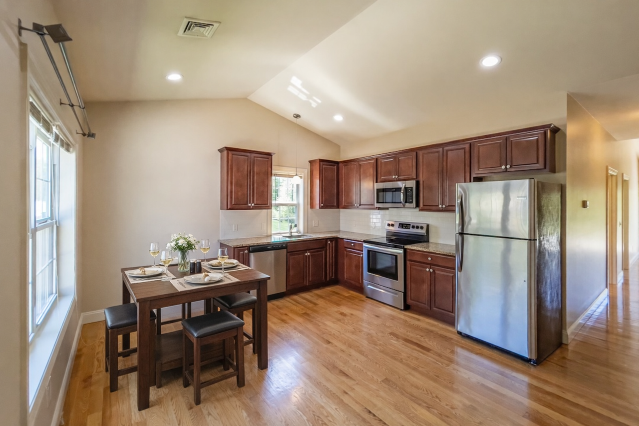 Ledyard Meadows - Bld 300-400 - Photo 3 of 17