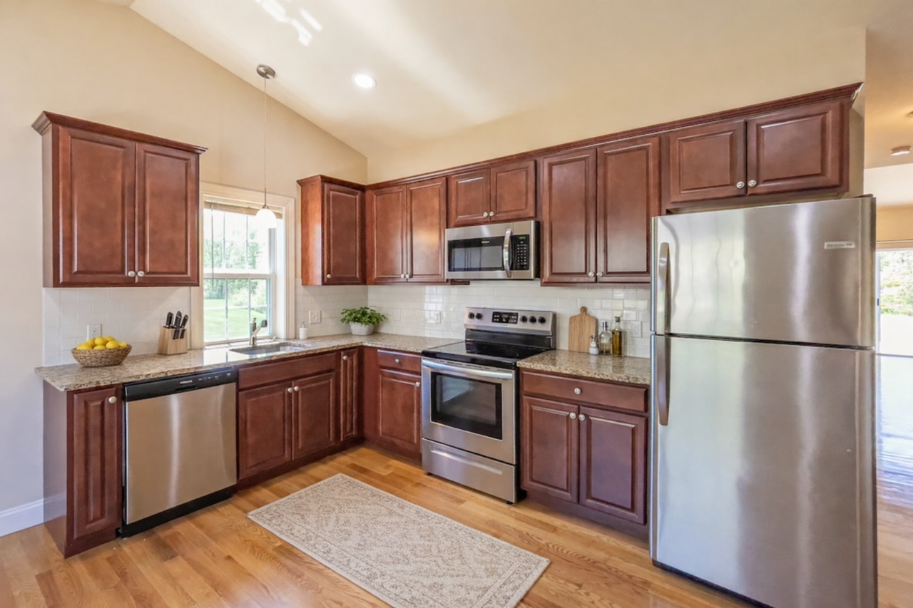 Ledyard Meadows - Bld 300-400 - Photo 4 of 17