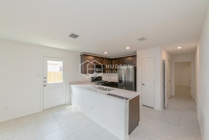 3121 Helix Bay Dr - Photo 4 of 20