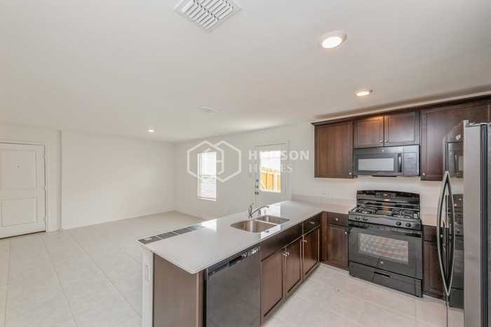 3121 Helix Bay Dr - Photo 5 of 20