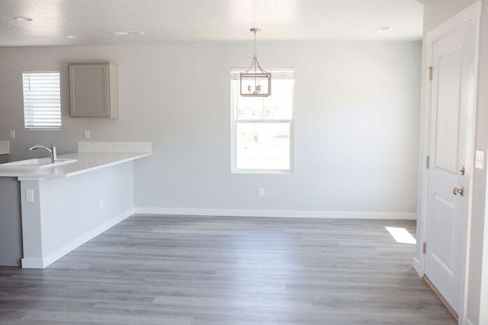 1050 E Tallinn St - Photo 5 of 17