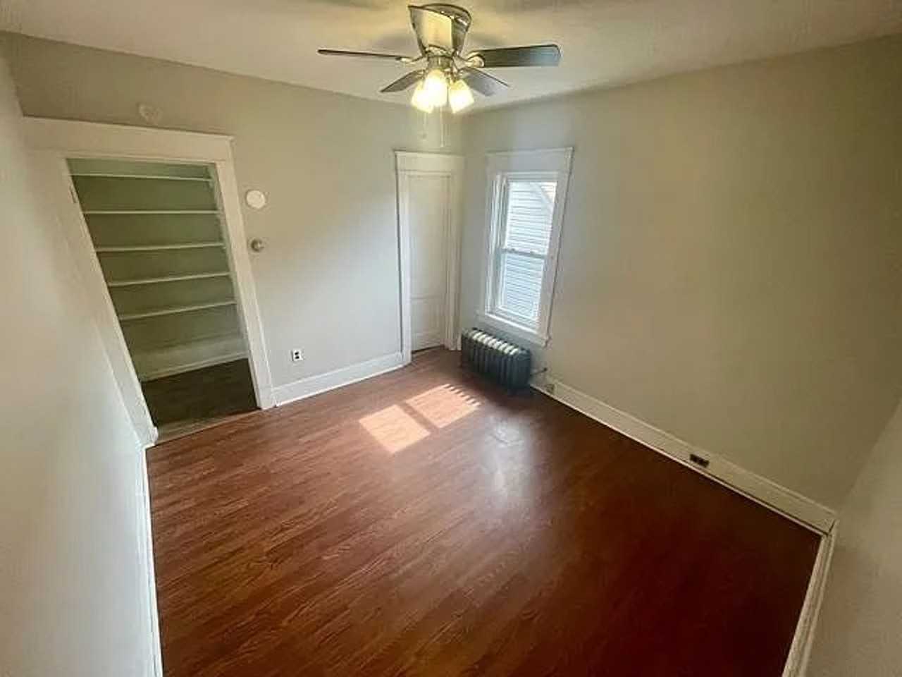 712 W 26th St - Photo 2 of 9