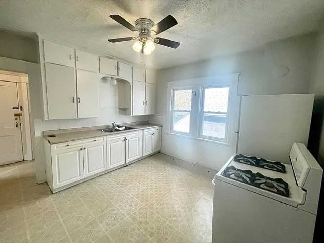 712 W 26th St - Photo 5 of 9