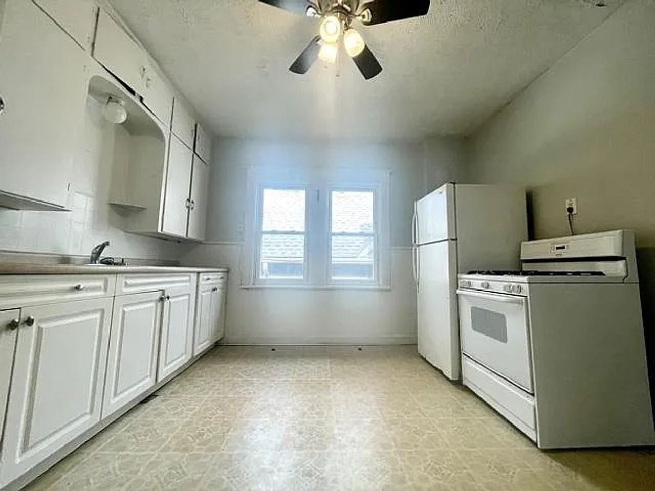 712 W 26th St - Photo 6 of 9