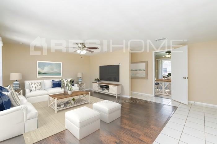 10820 Oakdale Ave - Photo 3 of 18