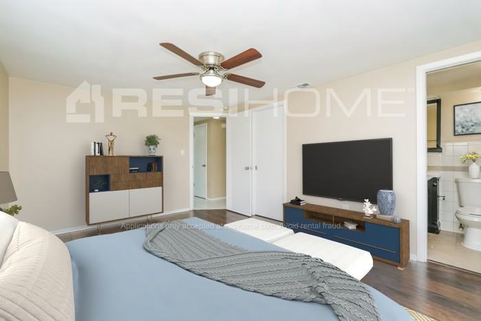 10820 Oakdale Ave - Photo 5 of 18