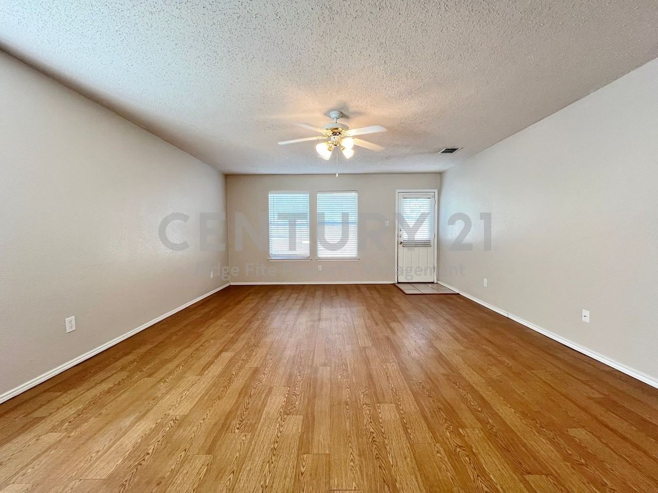 2217 Lookout Ln - Photo 2 of 11