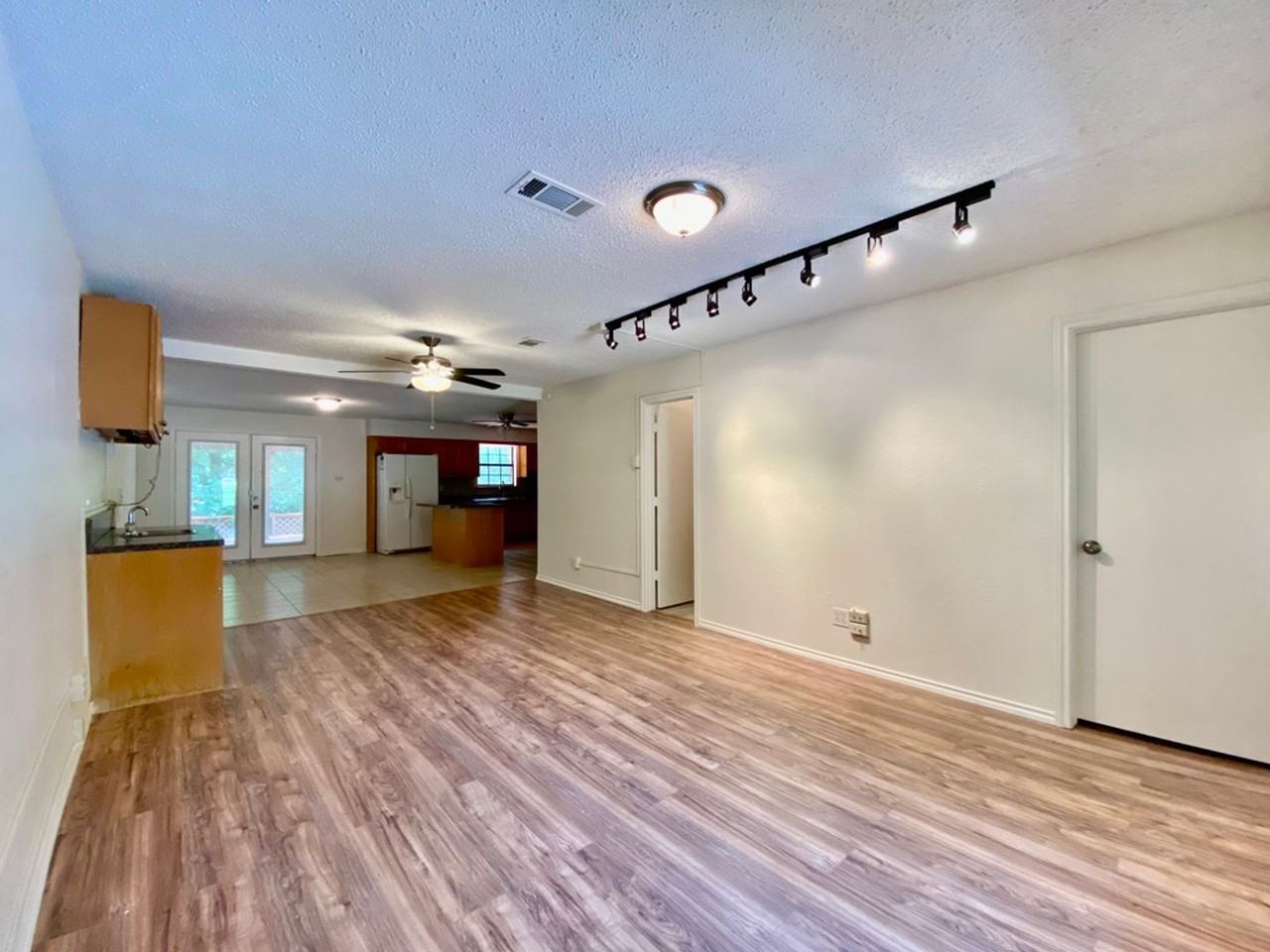 2125 Forest Oaks Dr - Photo 3 of 8