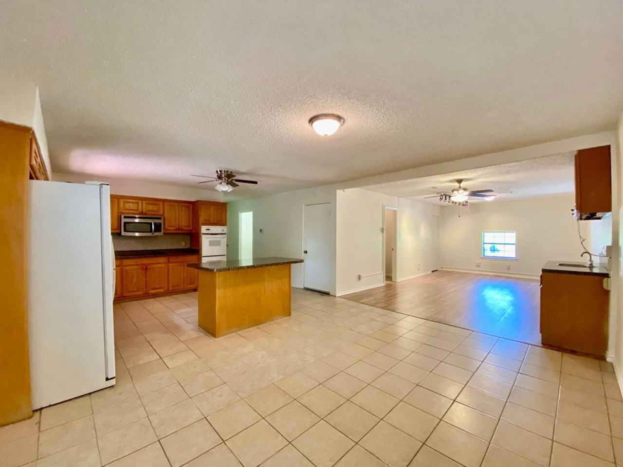 2125 Forest Oaks Dr - Photo 4 of 8