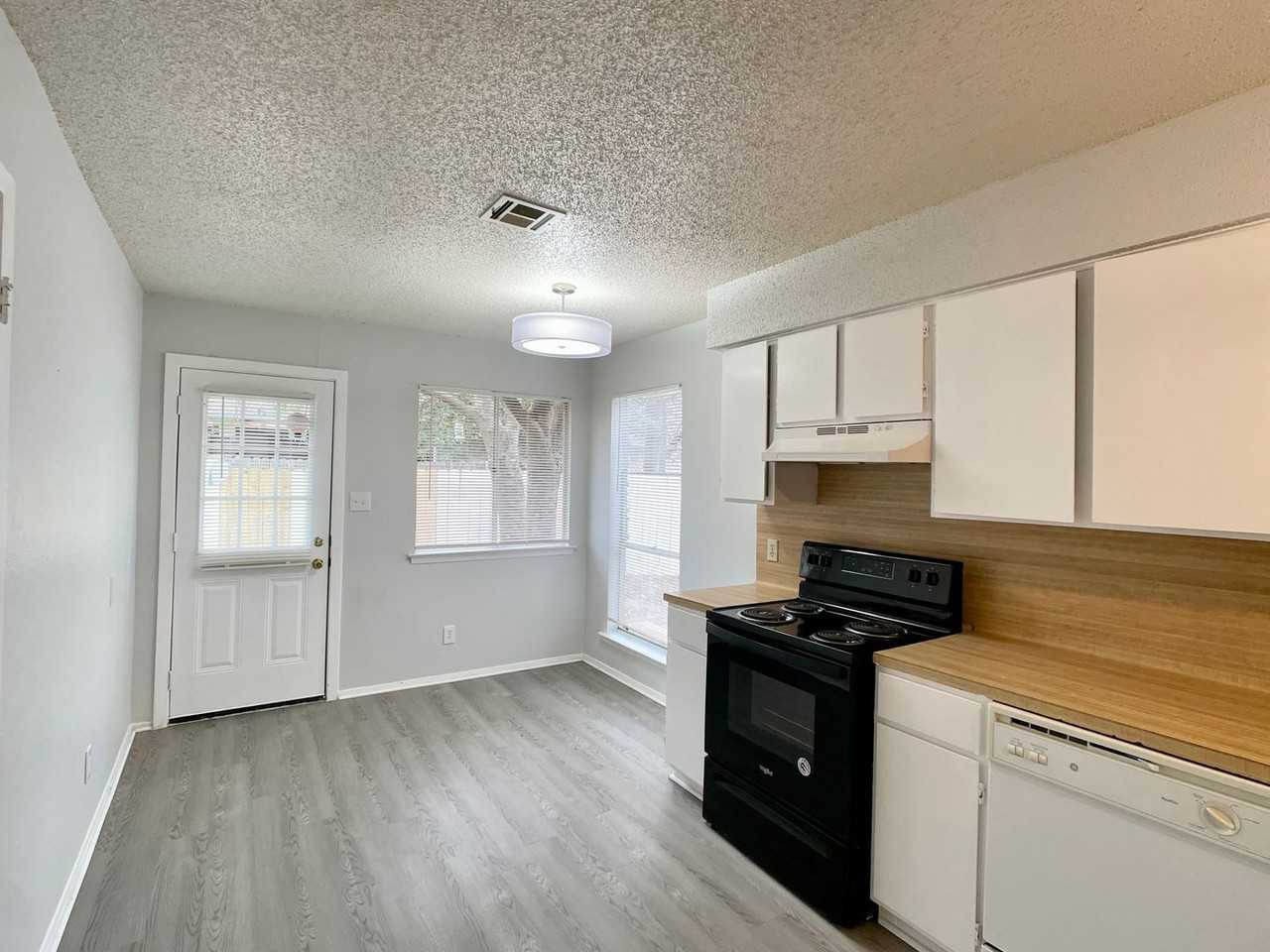 1006B Bird Creek Dr - Photo 4 of 16