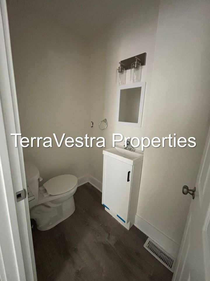 72 S Pine St - Photo 4 of 17