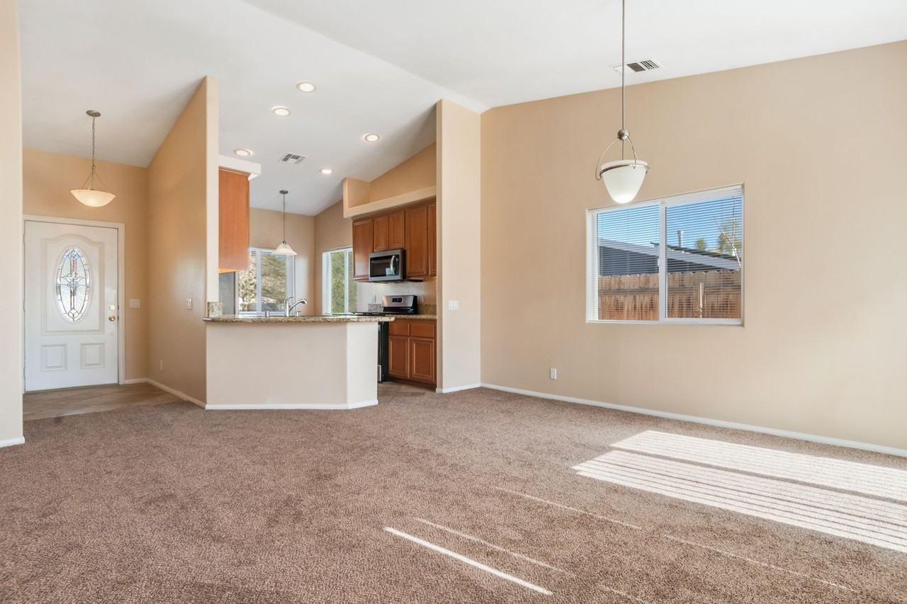 61819 Petunia Dr - Photo 4 of 21