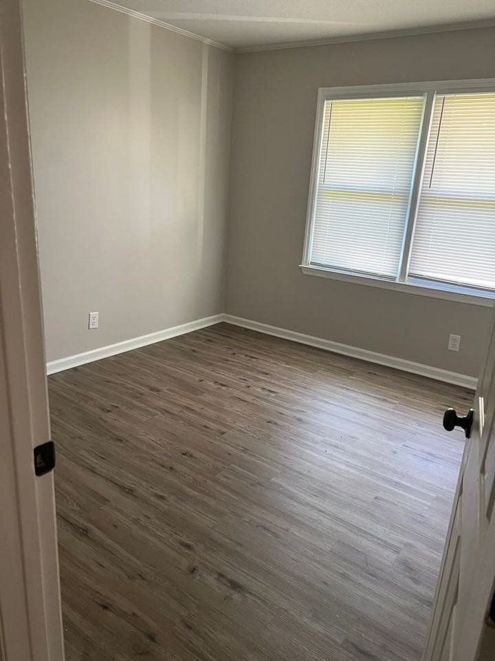 1605 12th Ave - Photo 4 of 6