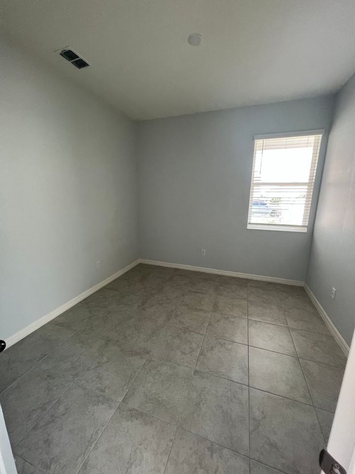 2580 89th Street Cir E - Photo 2 of 13