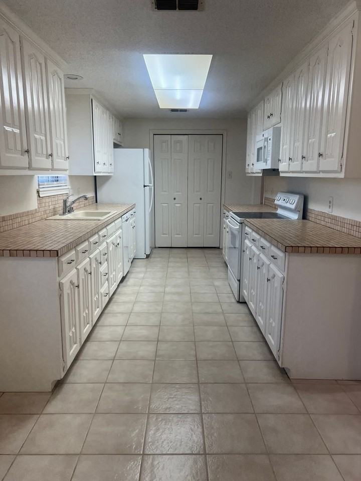 5715 69th St - Photo 2 of 27