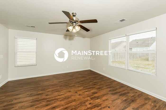 925 Hawthorn Ln - Photo 5 of 17