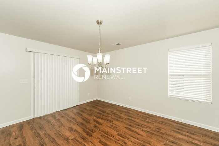 925 Hawthorn Ln - Photo 6 of 17