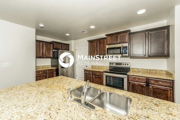 925 Hawthorn Ln - Photo 7 of 17