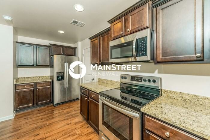 925 Hawthorn Ln - Photo 6 of 17