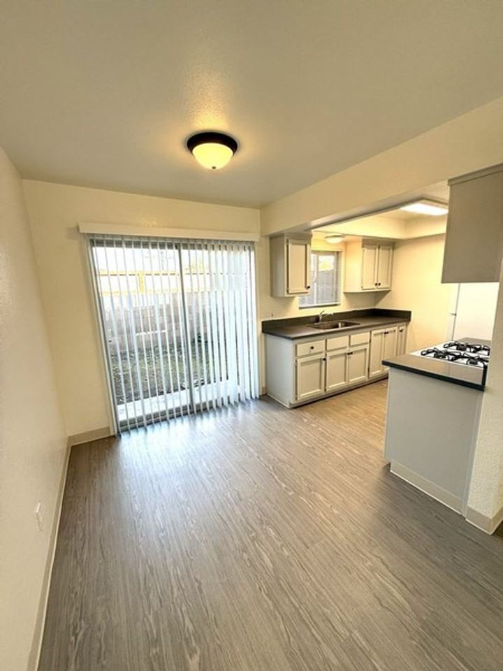 4623 10th St - Photo 2 of 10