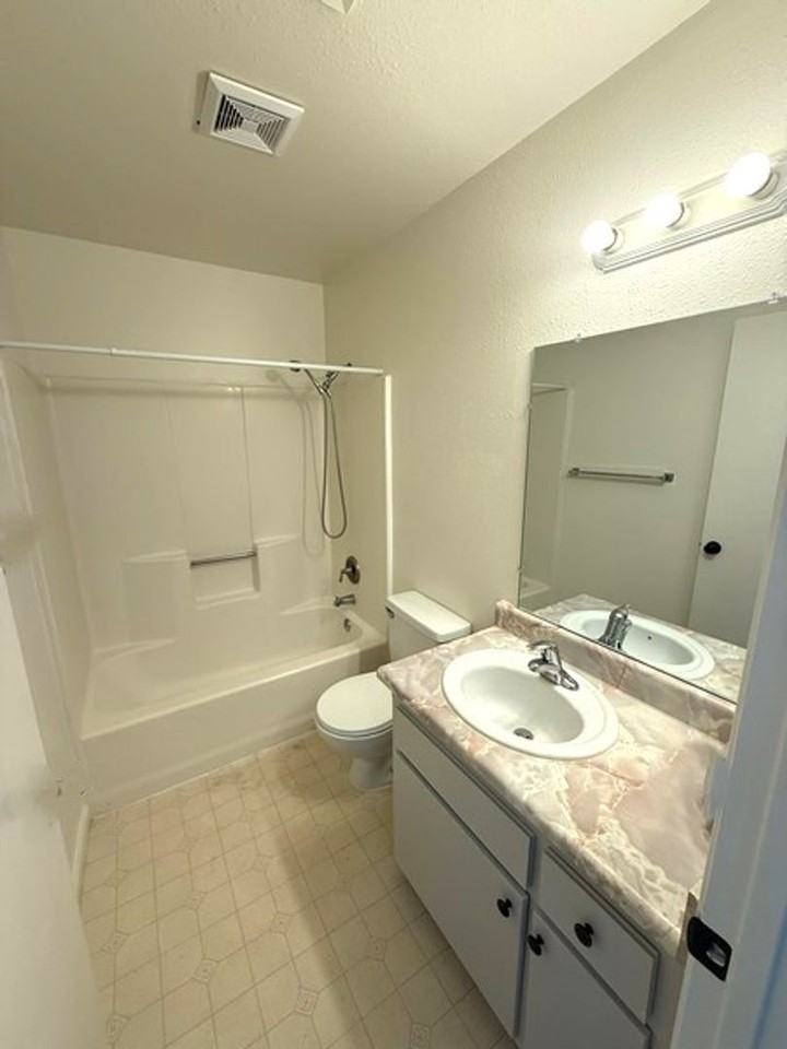 4623 10th St - Photo 7 of 10