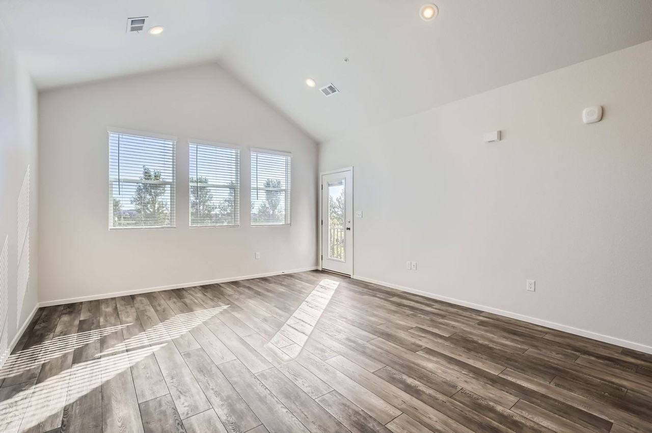 2060 Autumn Moon Dr #3 - Photo 4 of 33