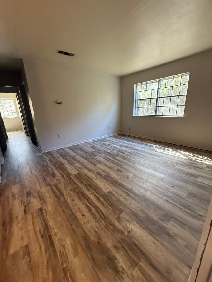 Colonial Apartments - Photo 2 of 15