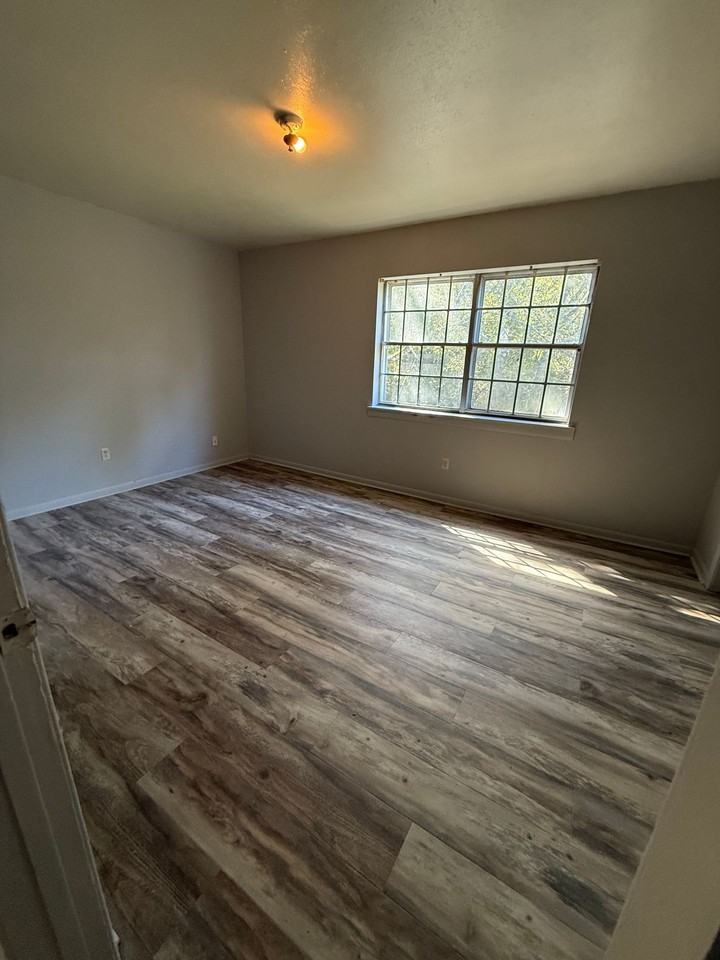 Colonial Apartments - Photo 3 of 15