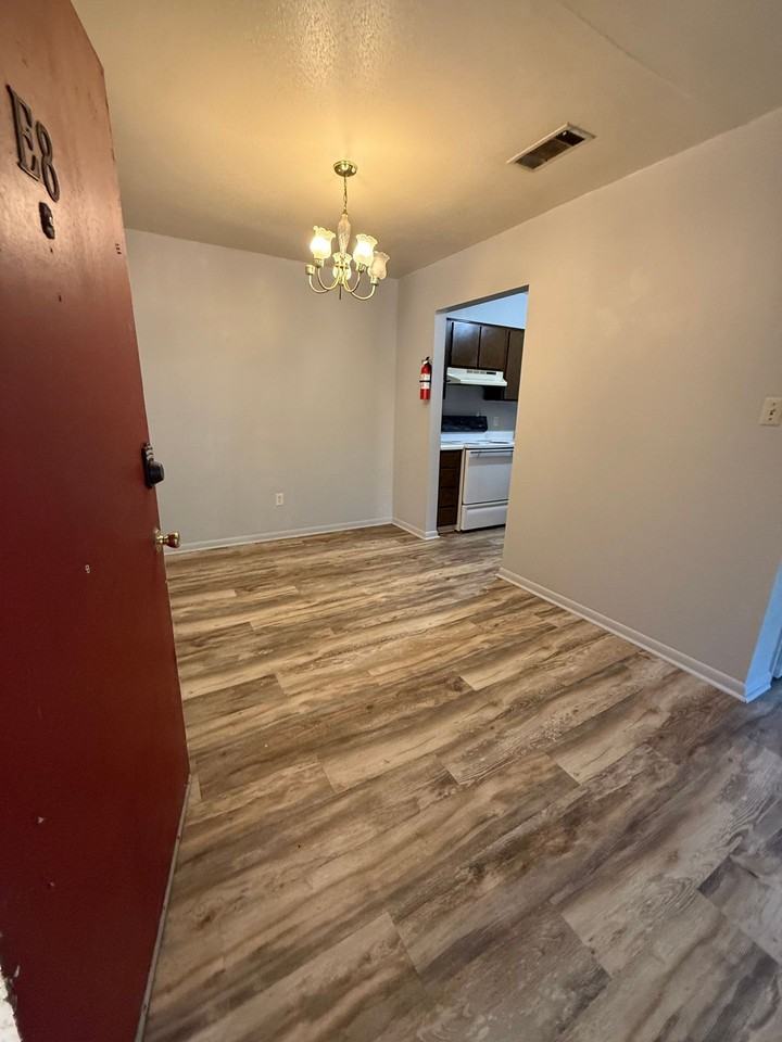 Colonial Apartments - Photo 4 of 15