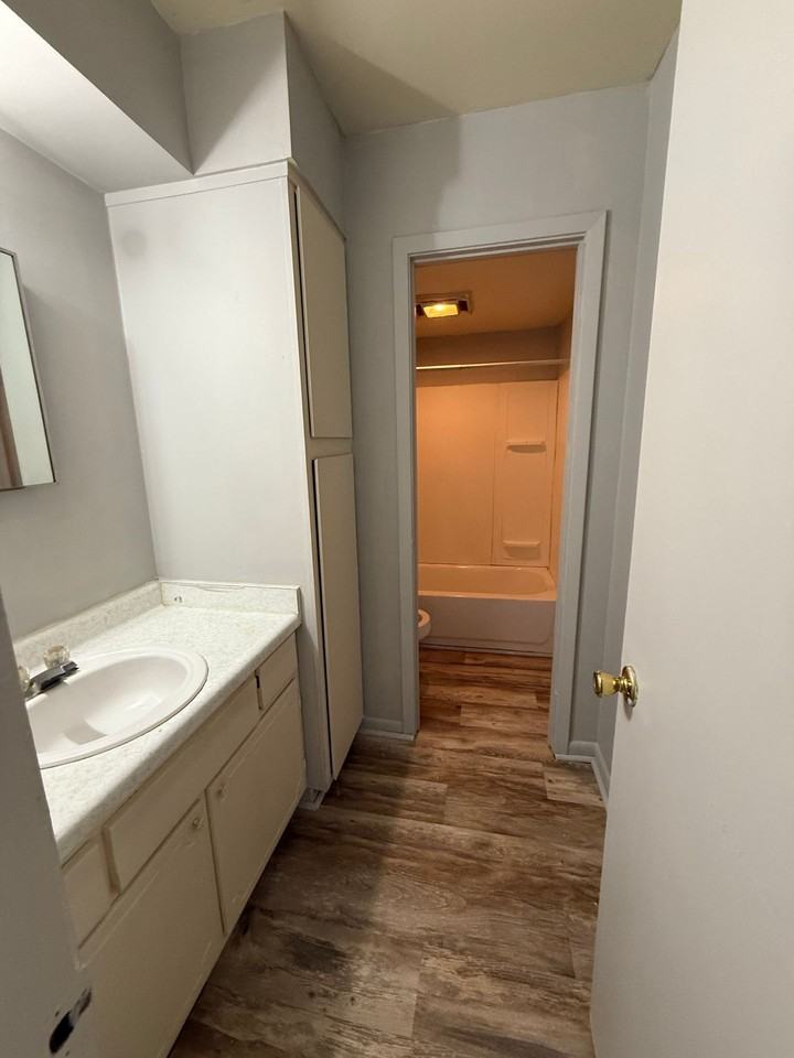 Colonial Apartments - Photo 5 of 15