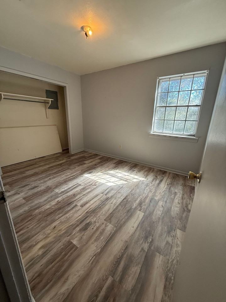 Colonial Apartments - Photo 6 of 15