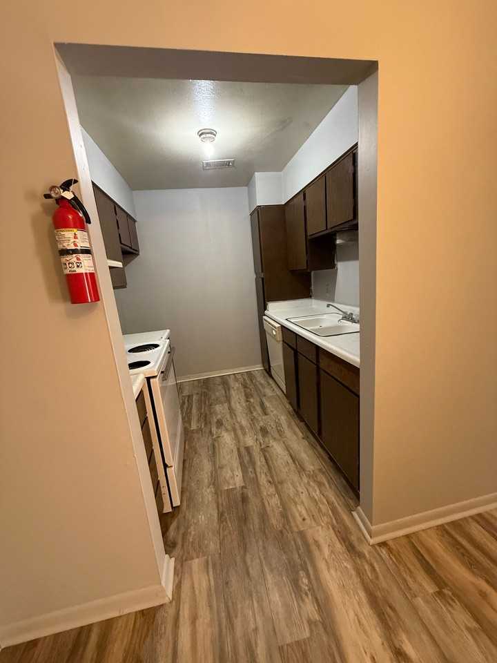 Colonial Apartments - Photo 7 of 15