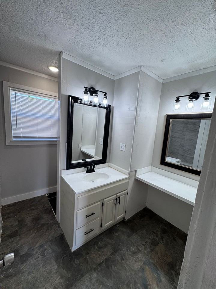 812 48th St - Photo 3 of 13