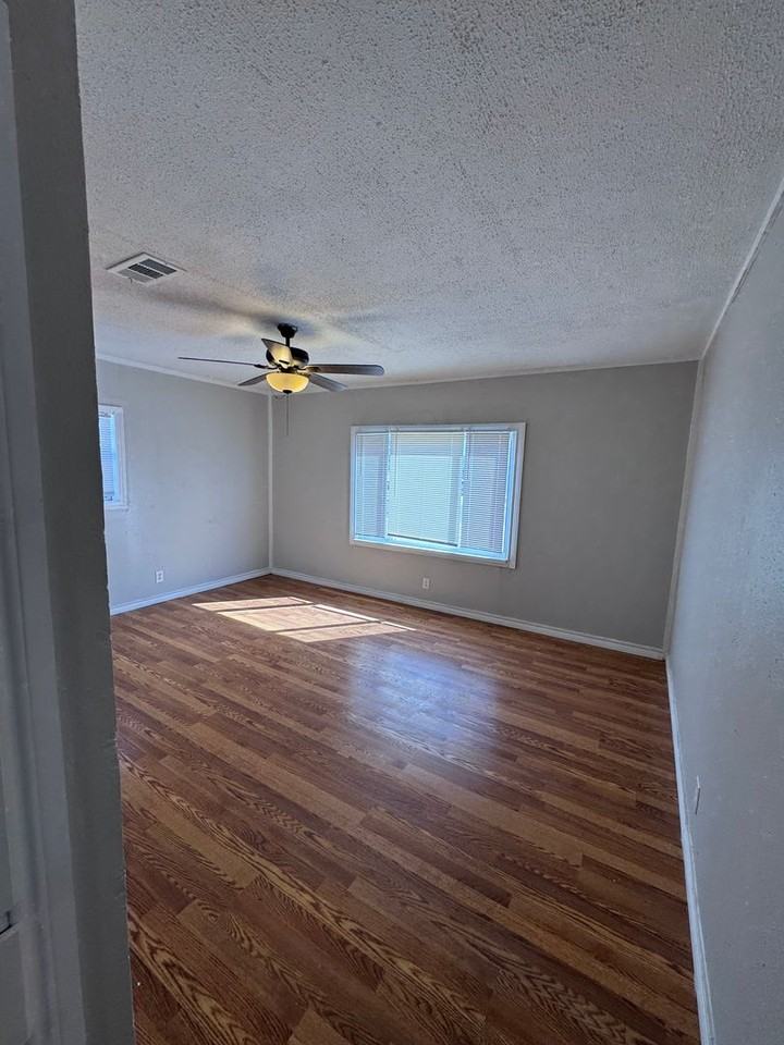 812 48th St - Photo 6 of 13