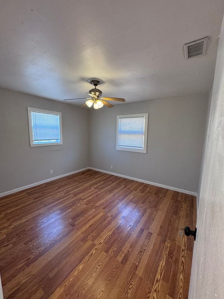 812 48th St - Photo 7 of 13