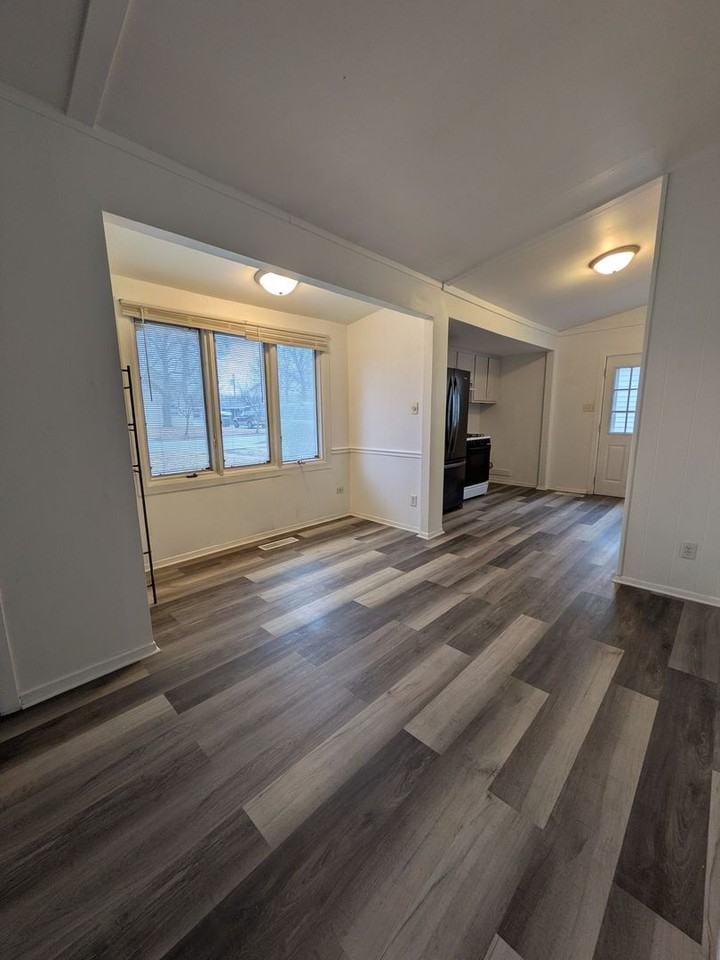 3320 176th St - Photo 2 of 8