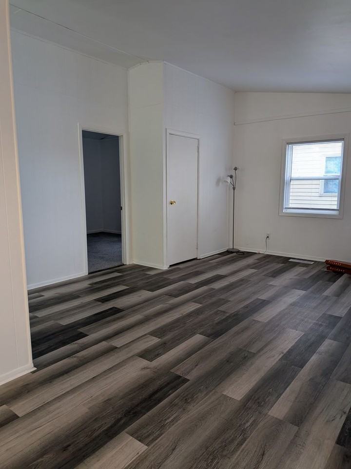 3320 176th St - Photo 4 of 8