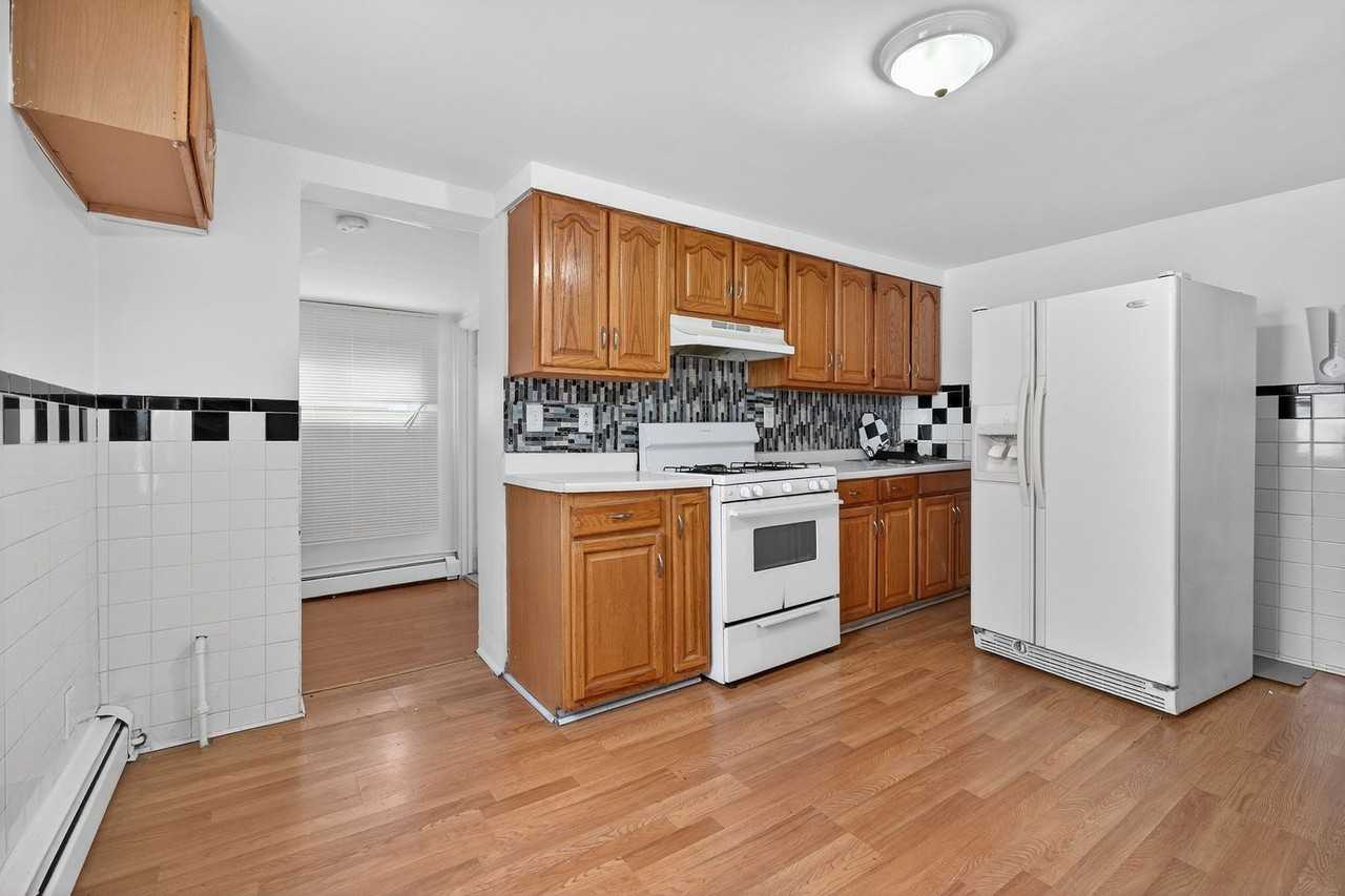 1290 Baker St - Photo 4 of 15