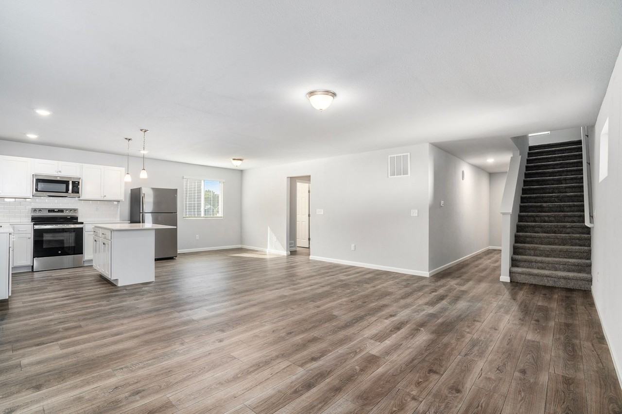 1403 Forest View Dr - Photo 4 of 30