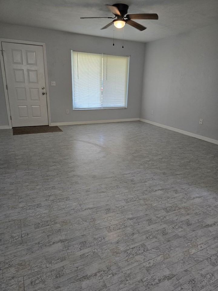 1560 W Pinion Ln - Photo 2 of 10