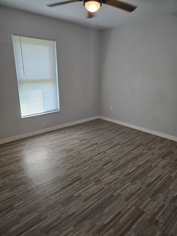 1560 W Pinion Ln - Photo 6 of 10